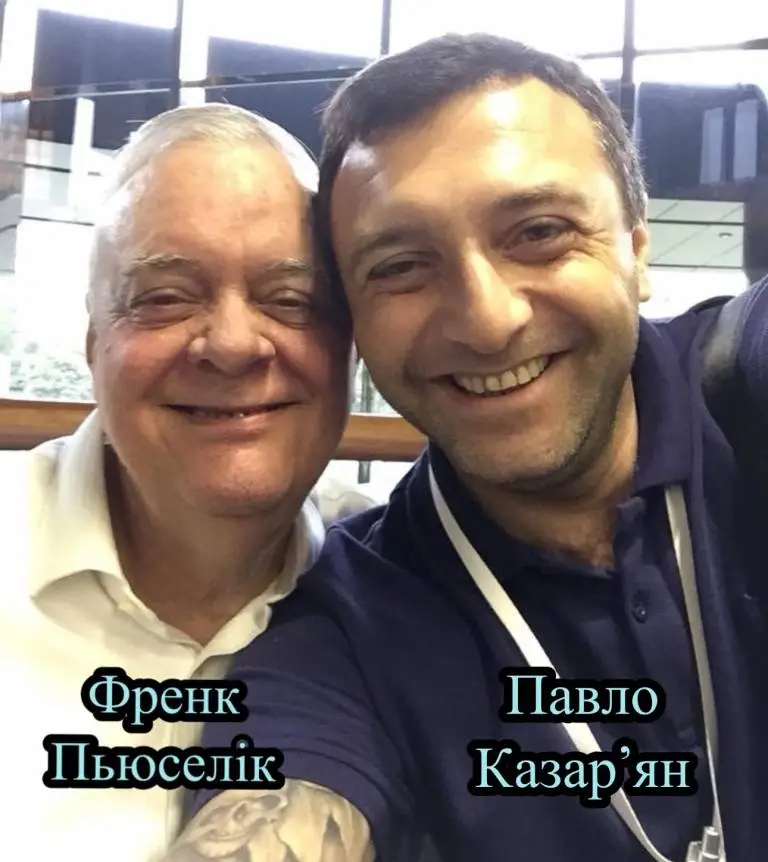 Селфі двох усміхнених чоловіків, Френк Пьюселік та Павло Казар'ян.